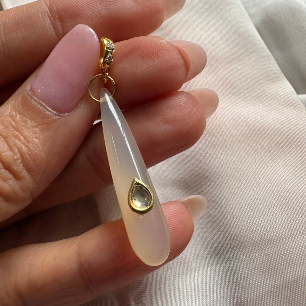 Chalcedony Pendant - 24, 18 carat gold