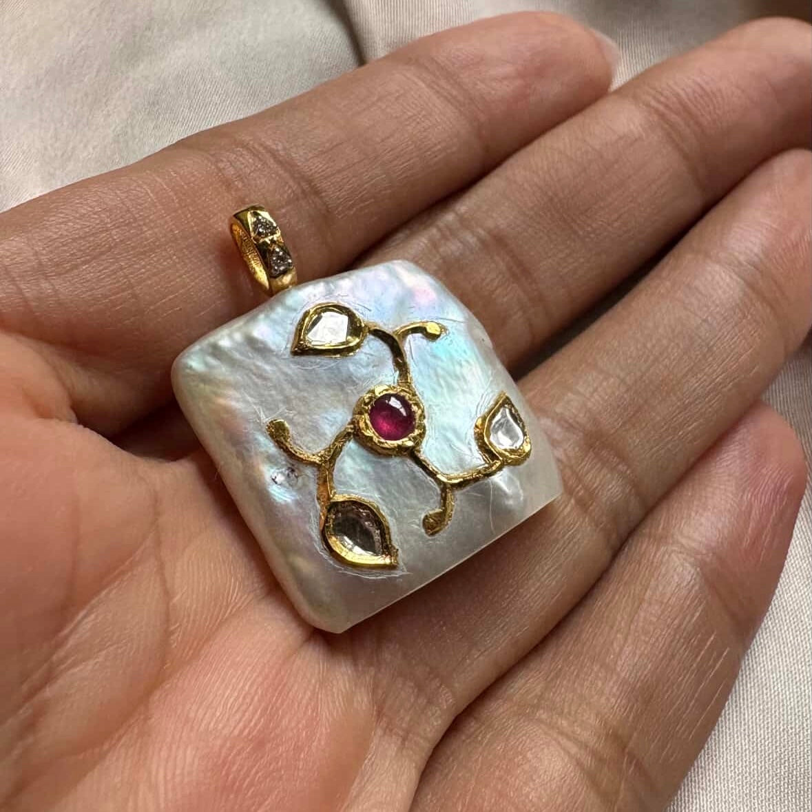 Zahana Pendant - 24, 18 carat gold